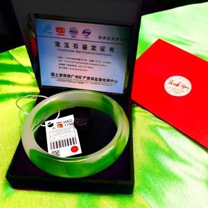 Beautiful bangle bracelet with certification + free gift